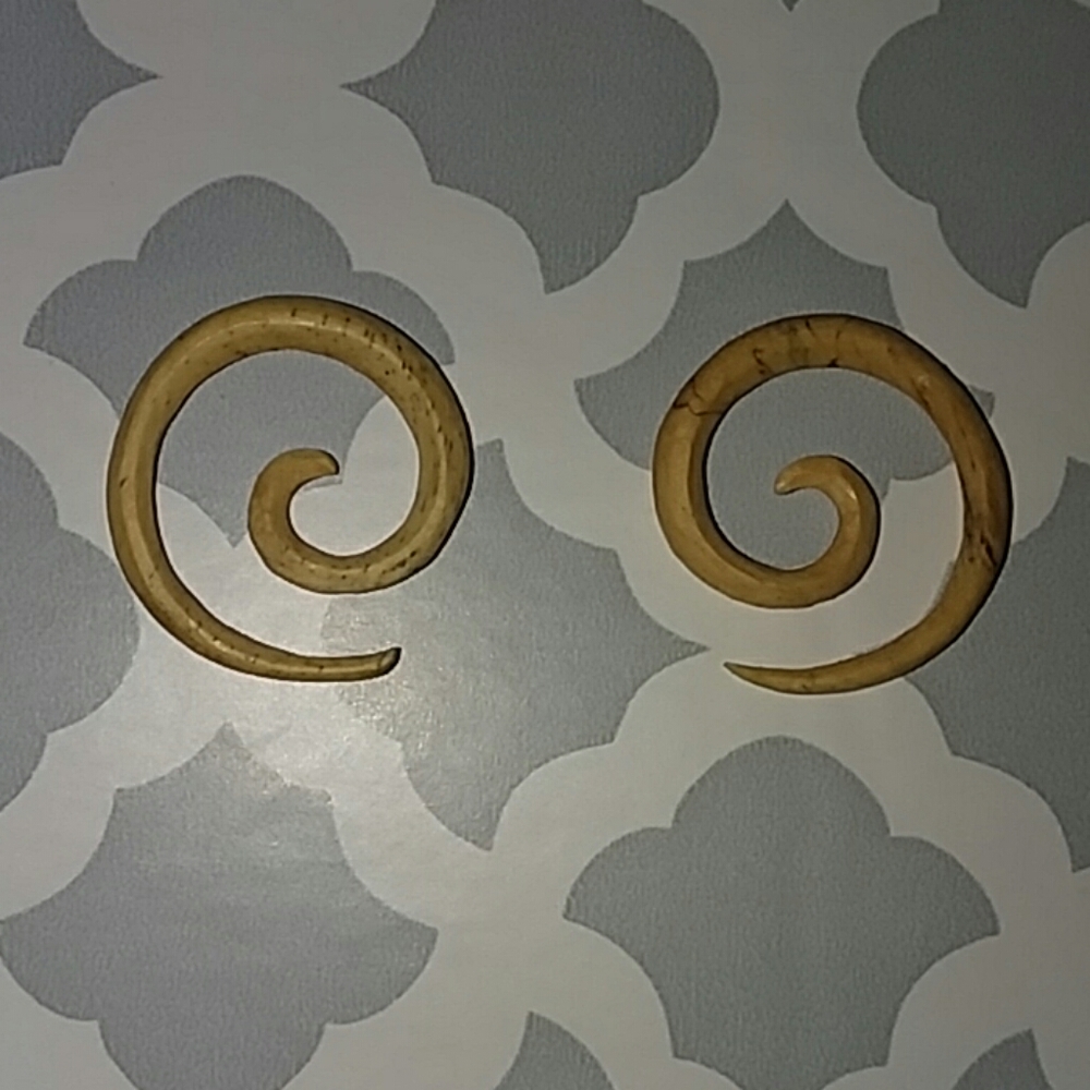 Carved wood 8g spiral plug